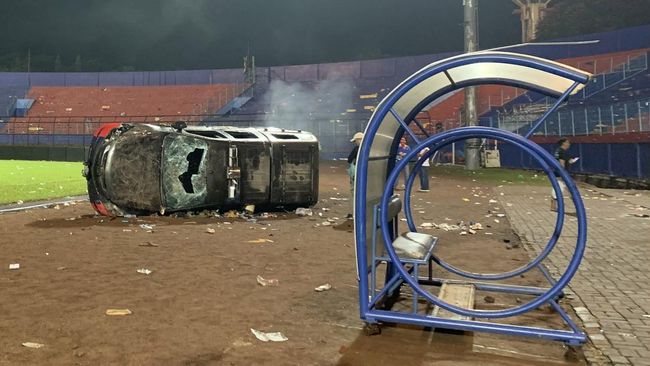 Tragedi mengenaskan dalam sepak bola Indonesia kembali terjadi di Stadion Kanjuruhan, Malang, usai laga Arema vs Persebaya yang menewaskan 127 Orang.