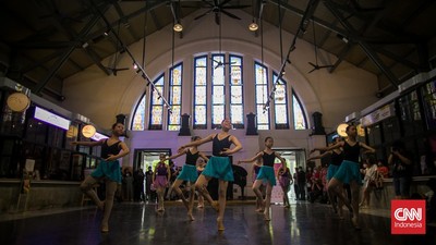 FOTO: Liuk Balerina Menari-nari Sambut Hari Balet Sedunia
