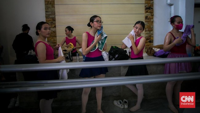 FOTO: Liuk Balerina Menari-nari Sambut Hari Balet Sedunia