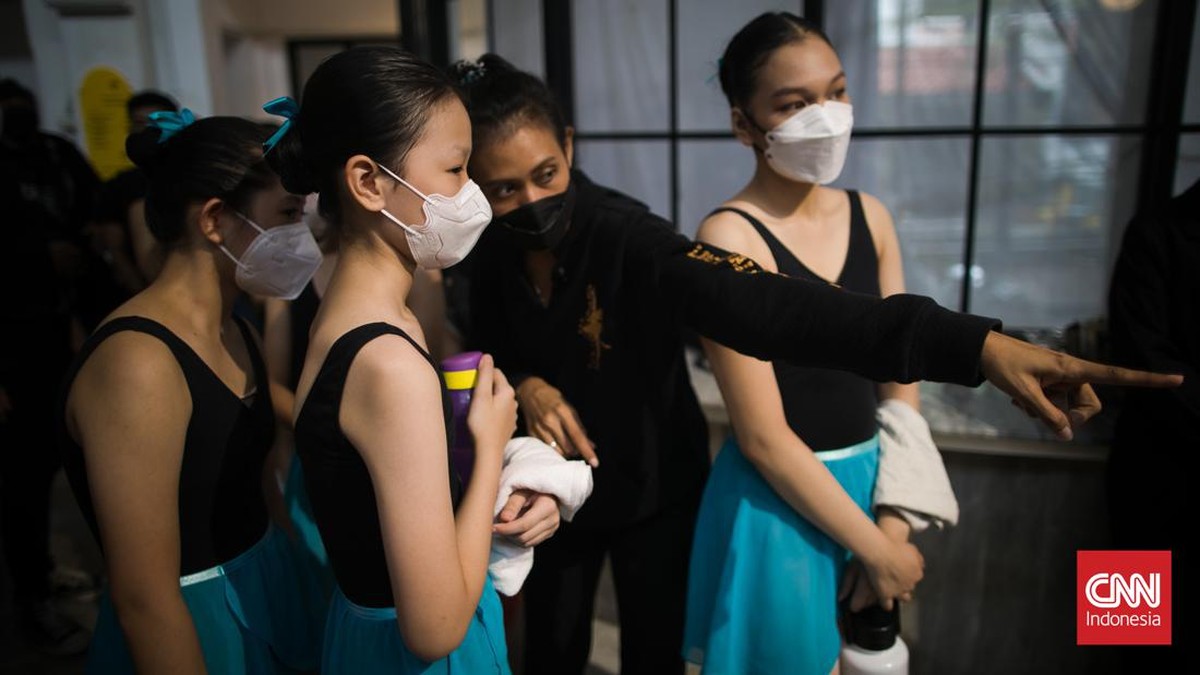 FOTO: Liuk Balerina Menari-nari Sambut Hari Balet Sedunia