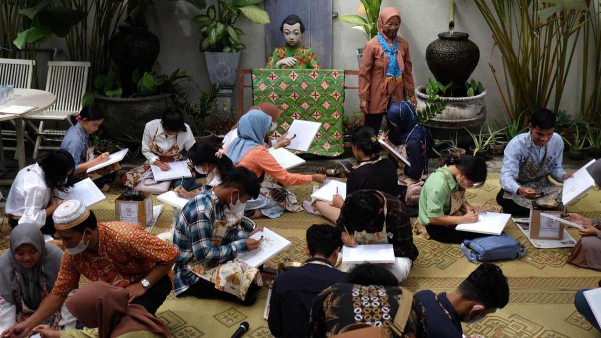 FOTO: Gema Indonesia Rayakan Hari Batik Nasional