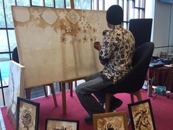 Ngebatik Pakai Kopi, Bisa Buat Menghilangkan Stres