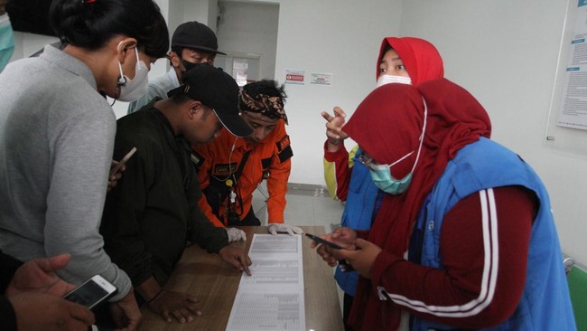 Ibu Maeri berkeliling menyisir semua rumah sakit di Kabupaten Malang untuk mencari Yunia, putrinya yang hilang usai terjadi Tragedi Kanjuruhan.