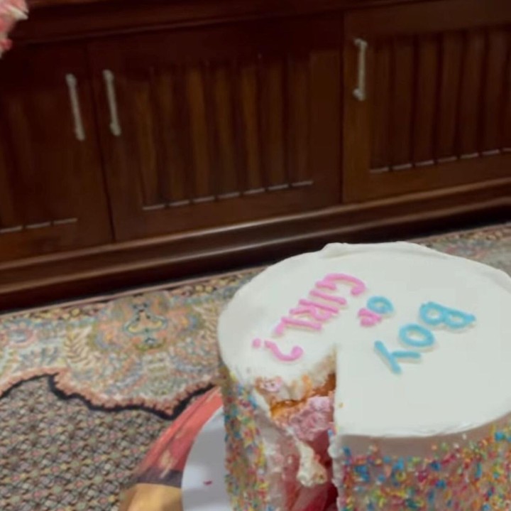 <p>Ketika kue dipotong, Arrasya pun berteriak 'Stroberi!' yang menandakan selai di dalam kue berwarna merah muda, yang berarti adiknya berjenis kelamin perempuan. (Foto: Instagram: @tasyakamila)</p>