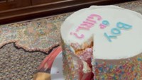 <p>Ketika kue dipotong, Arrasya pun berteriak 'Stroberi!' yang menandakan selai di dalam kue berwarna merah muda, yang berarti adiknya berjenis kelamin perempuan. (Foto: Instagram: @tasyakamila)</p>