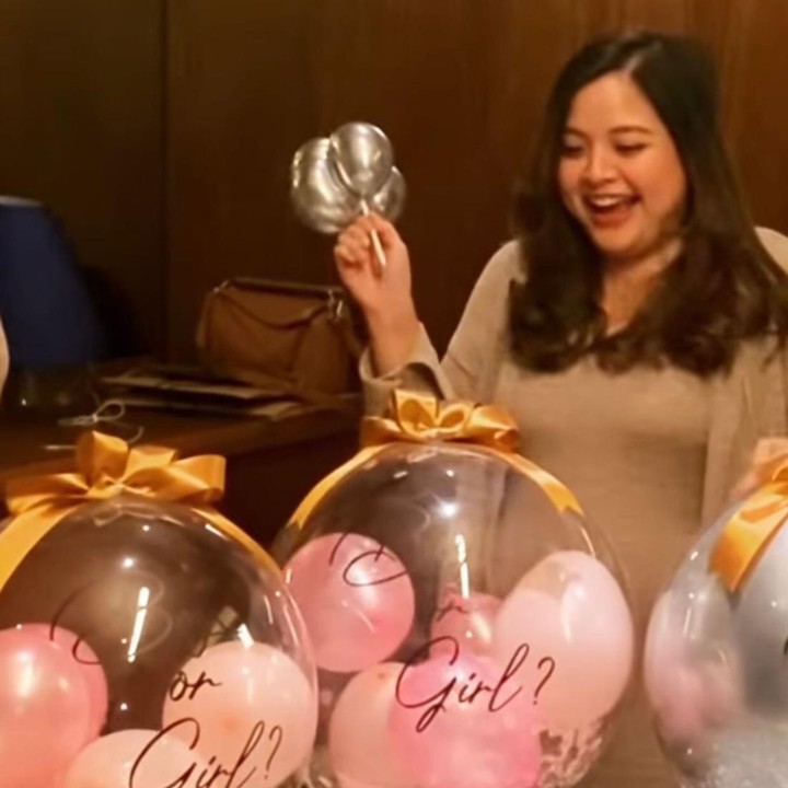 <p>Setelah dipecahkan, balon tersebut ternyata berisi balon lainnya dengan warna merah muda. Hal ini menandakan bahwa anak yang dikandung Tasya berjenis kelamin perempuan. (Foto: Instagram: @tasyakamila)</p>