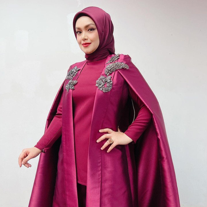 <p>Dilihat dari laman Instagram-nya, Siti Nurhaliza tampak sangat menghayati penampilannya ketika membawakan tembang Sama-sama. (Foto: Instagram: @ctdk)</p>