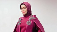 <p>Dilihat dari laman Instagram-nya, Siti Nurhaliza tampak sangat menghayati penampilannya ketika membawakan tembang Sama-sama. (Foto: Instagram: @ctdk)</p>