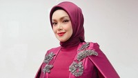 <p>Siti Nurhaliza tampak cantik dengan pakaian mewah berwarna merah hati, Bunda. Ia pun menghibur penonton yang hadir. (Foto: Instagram: @ctdk)</p>