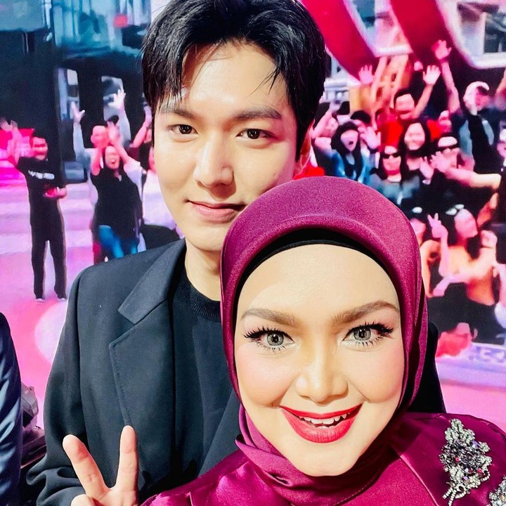 <p>Yang menghebohkan adalah, Siti Nurhalizah membagikan potret selfie-nya bersama aktor Korea Selatan ternama, Lee Min Ho, Bunda. Ternyata Min Ho juga hadir di acara tersebut. (Foto: Instagram: @ctdk)</p>