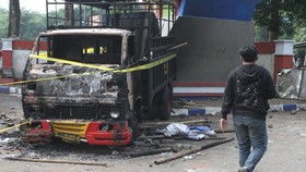 FOTO: Sisa-sisa Tragedi Kanjuruhan, Bangkai Mobil di Mana-mana