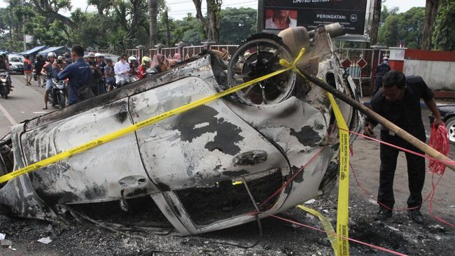 Sebanyak 13 unit mobil yang rusak dalam kerusuhan di Stadion Kanjuruhan, Malang, bisa ditanggung asuransi. Dengan catatan, dijamin risiko huru-hara.