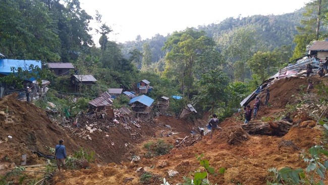 Empat penambang emas di Gunung Botak, Maluku, tertimbun longsor. Tiga ditemukan tewas.