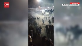 VIDEO: Dilarang FIFA, Gas Air Mata Digunakan di Tragedi Kanjuruhan