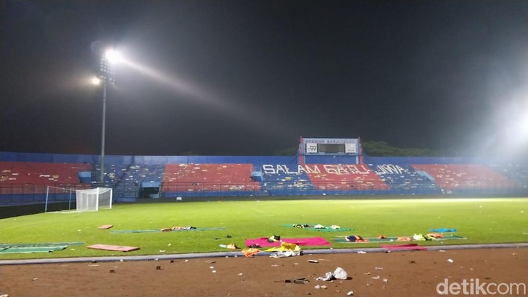 Tragedi Kanjuruhan Sabtu (1/10) malam terjadi tragedi di Stadion Kanjuruhan. Hingga saat ini, korban tewas akibat tragedi tersebut mencapai 174 orang berdasarkan data yang disampaikan Wagub Jatim, Emil Dardak.
