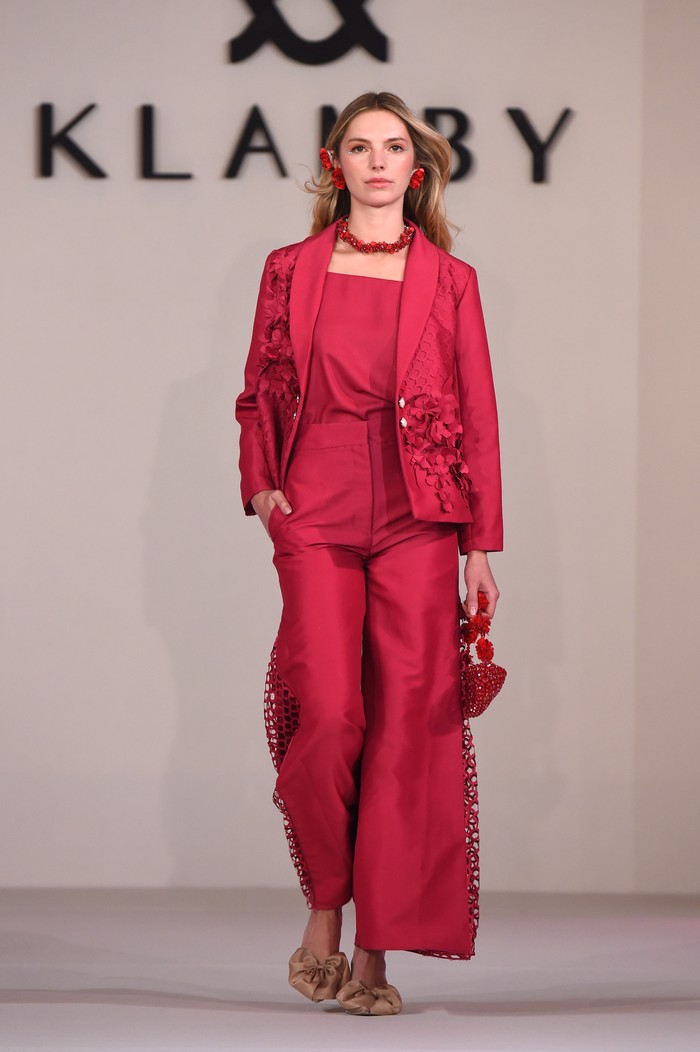 Selain gaun, Klamby juga memodifikasi setelan jas dalam pulasan warna pink dan detail 3-D yang cantik. Foto: Getty Images for Klamby/Antony Jones