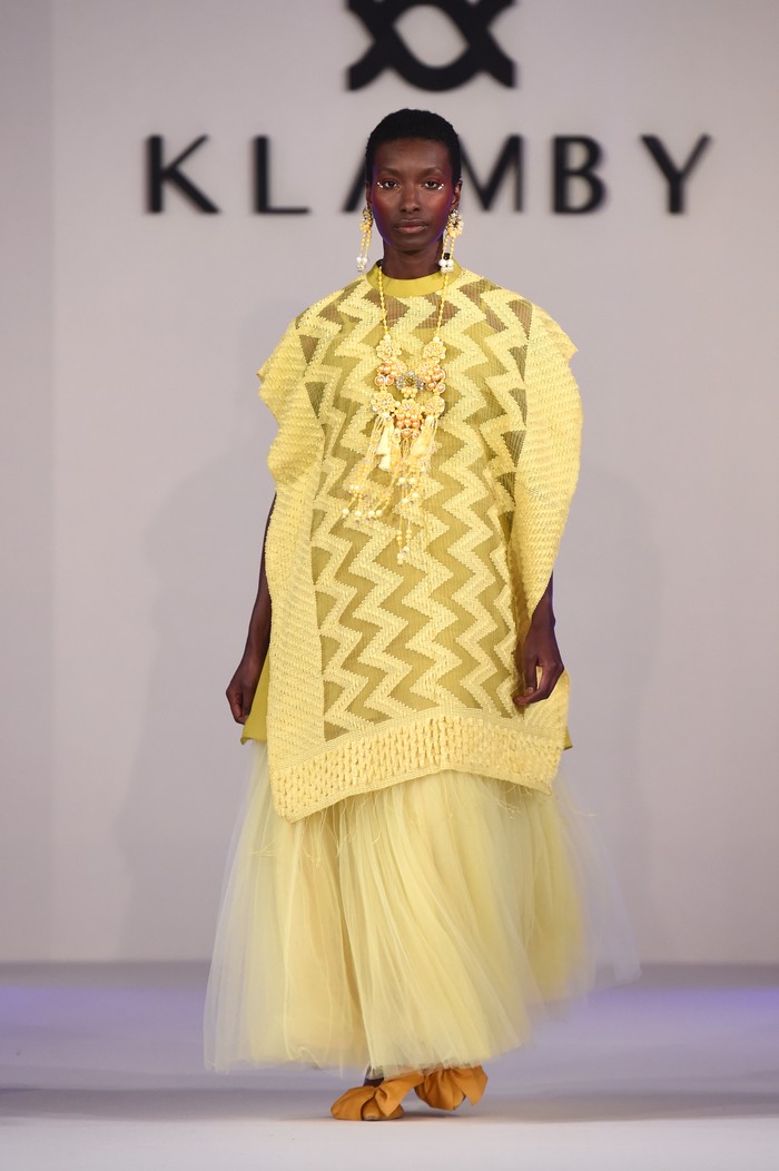 Jadi label modestwear Indonesia pertama yang eksis di London Fashion Week, Klamby hadirkan eksplorasi kain Tenun Garut ke dalam busana bernuansa romantis dan feminin. Foto: Getty Images for Klamby/Antony Jones