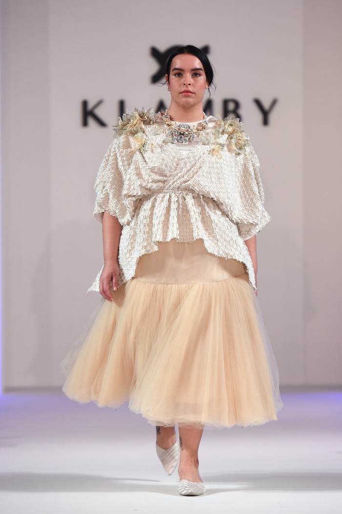 Melalui koleksinya Klamby juga ingin membawa perspektif baru akan modestwear, yang bisa dikenakan oleh siapapun. Dan tak terbatas pada busana panjang saja. Foto: Getty Images for Klamby/Antony Jones