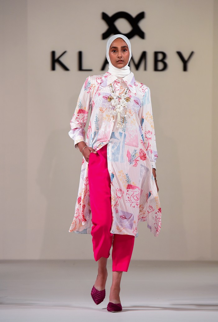 Selain tenun dan warna, bunga juga jadi sumber inspirasi Nadine Gaus selaku desainer untuk koleksi ini. Seperti melati, anggrek, dan Rafflesia arnoldii. Foto: Getty Images for Klamby/Antony Jones