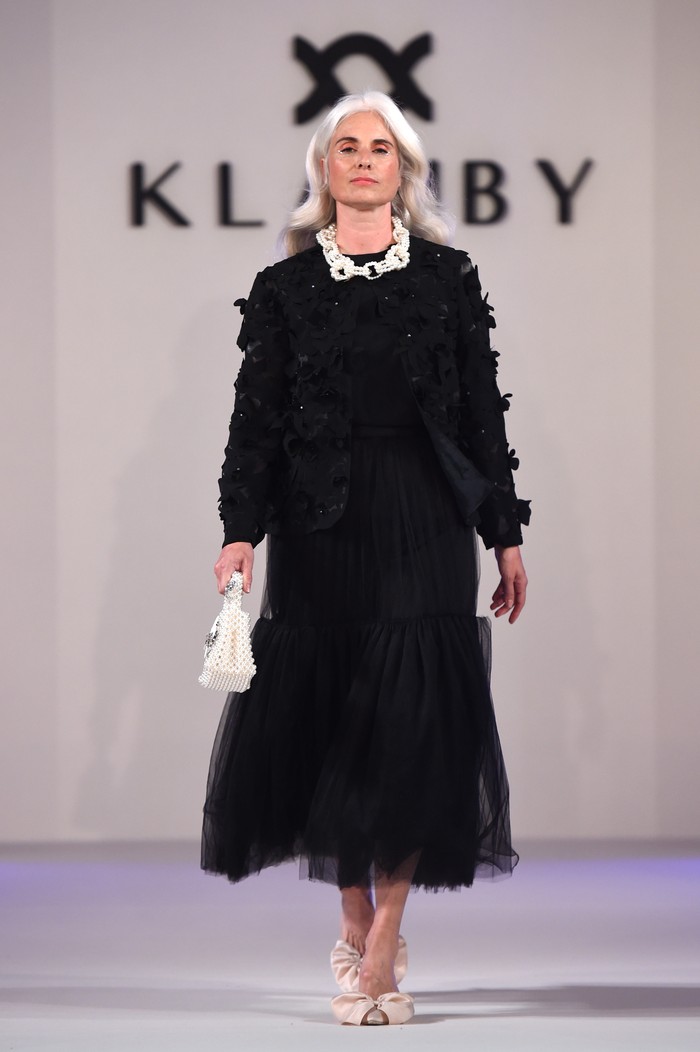 Gaun hitam yang klasik terlihat lebih dramatis dan whimsical lewat detail yang memukau. Foto: Getty Images for Klamby/Antony Jones