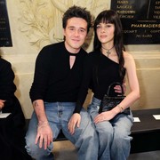 Nicola Peltz Hadir di Fashion Show Victoria Beckham, Tepis Rumor Perseteruan?