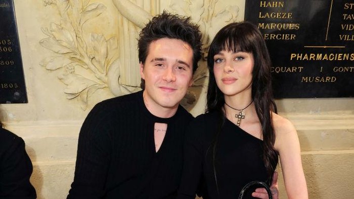 Nicola Peltz Hadir di Fashion Show Victoria Beckham, Tepis Rumor Perseteruan?