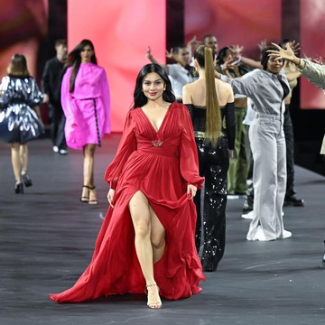 Gaya Ariel Tatum Berjalan di Catwalk Paris Fashion Week, Gabung dengan Para Pesohor Dunia
