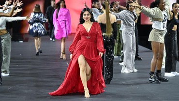 7 Aksi Ariel Tatum di Catwalk Paris Fashion Week, Kylie Jenner Indonesia!
