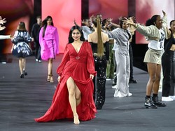 7 Aksi Ariel Tatum di Catwalk Paris Fashion Week, Kylie Jenner Indonesia!