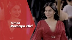 Ariel Tatum Melenggang Dengan Gaun Merah Tampil di Paris Fashion Week