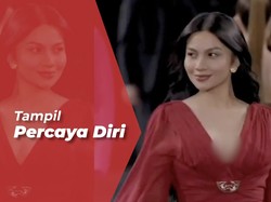 Ariel Tatum Melenggang Dengan Gaun Merah Tampil di Paris Fashion Week