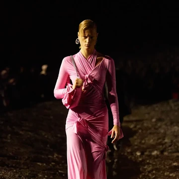 img-title 'The Mud Show' Balenciaga di Paris Fashion Week, dari Model Jalan di Atas Lumpur hingga Kanye West Buka Show