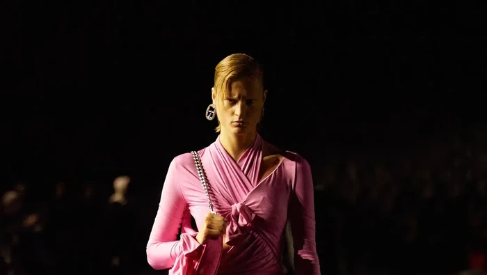 'The Mud Show' Balenciaga di Paris Fashion Week, dari Model Jalan di Atas Lumpur hingga Kanye West Buka Show