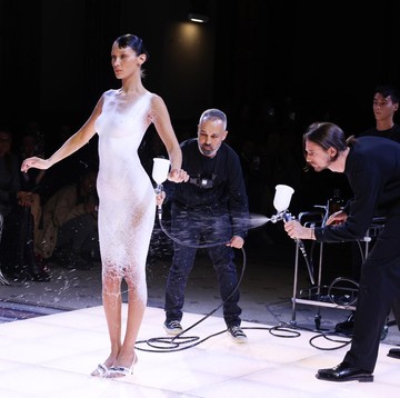 Rahasia di Balik 'Gaun Ajaib' Bella Hadid di Paris Fashion Week