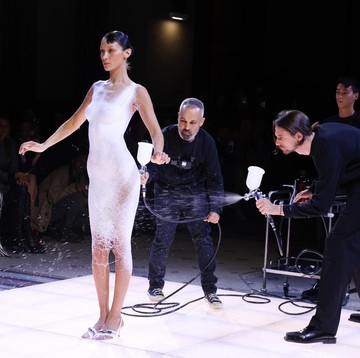 img-title Rahasia di Balik 'Gaun Ajaib' Bella Hadid di Paris Fashion Week