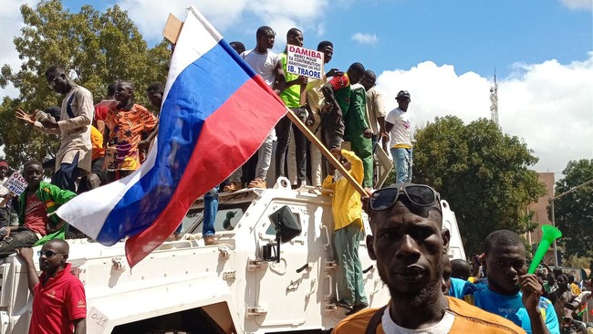 Di tengah kudeta kedua yang terjadi di Burkina Faso sepanjang 2022, bendera Rusia banyak berkibar di tengah kerumunan massa pedemo hingga kendaraan militer.