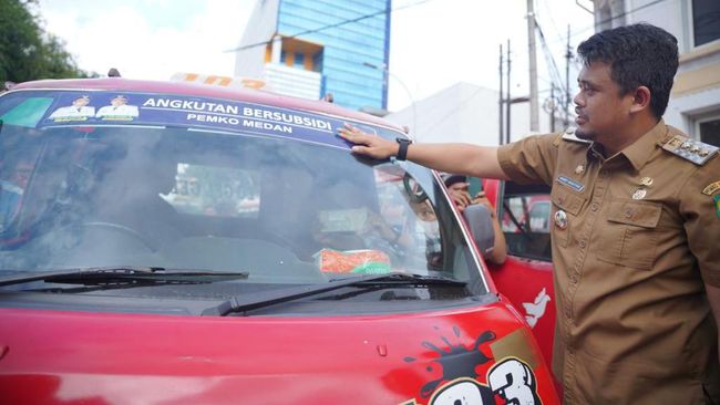 Wali Kota Medan Bobby Nasution memberikan subsidi kepada 900 unit angkutan kota di Medan dalam rangka penanganan dampak kenaikan BBM beberapa waktu lalu.
