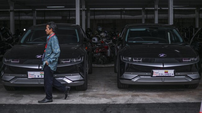 Konsumen mobil listrik sangat jelas, yaitu segelintir orang yang sudah memiliki mobil pribadi utama untuk beraktivitas di dalam dan perjalanan keluar kota.