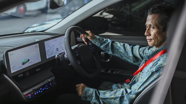 Aksi seorang Youtuber, Arron Crascall membuat konten melepaskan diri dari tindak kejahatan di dalam mobil namun hasilnya gagal dan mengundang tawa netizen.