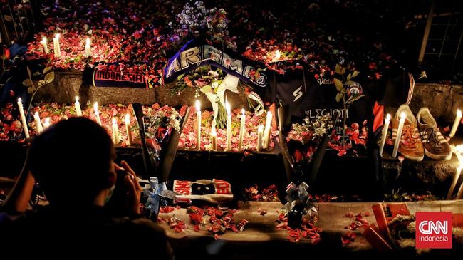 Keluarga Korban Kanjuruhan Minta Autopsi Ulang, Duga Ada Manipulasi Keluarga dua korban tragedi Kanjuruhan mengaku kecewa dengan hasil autopsi tim PDFI Jawa Timur. Ayah korban minta ada autopsi ulang.