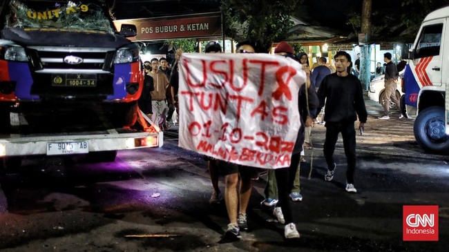 Ada delapan tuntutan Aremania terkait Tragedi Kanjuruhan dari perlindungan hukum bagi saksi hingga seruan usut tuntas yang tak boleh kendor.