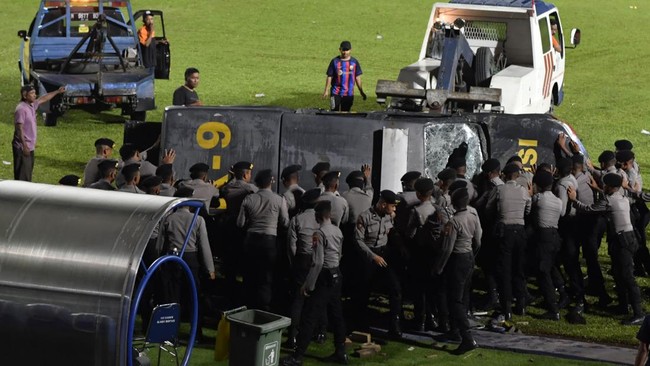 Salah satu media Amerika Serikat mengungkap detik-detik tragedi Kanjuruhan pecah hingga menelan setidaknya 131 korban jiwa.