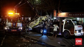 FOTO: Evakuasi Belasan Bangkai Mobil Rusak saat Tragedi Kanjuruhan