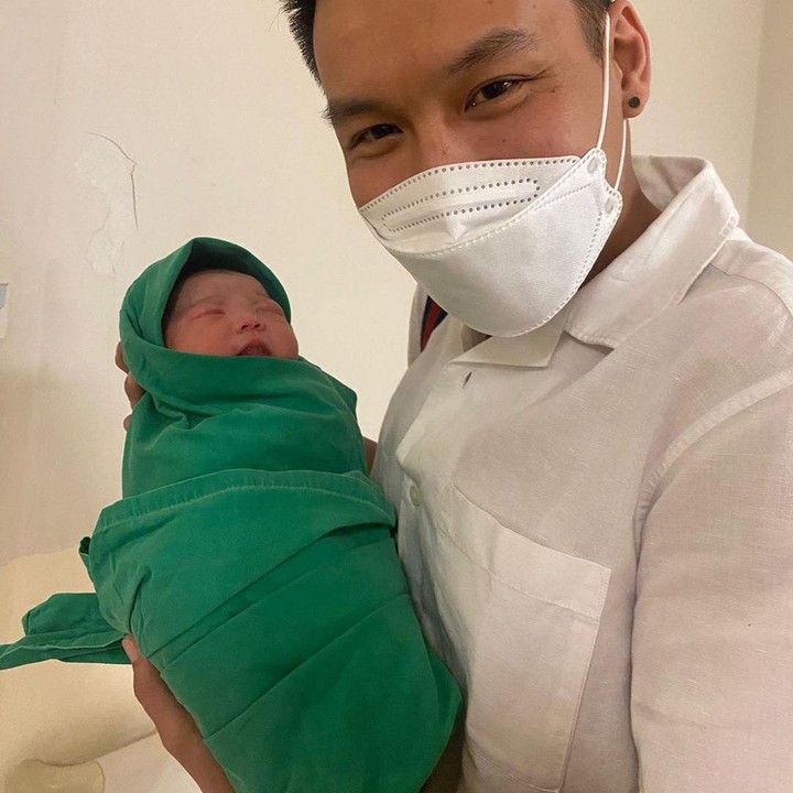 <p>Fendy Chow terlihat sangat bahagia sambil menggendong anak pertamanya itu. Dibalut kain bedong hijau, Baby Avery tampak tertidur pulas. Tampak pula raut wajah bahagia Fendy karena telah menjadi seorang ayah nih Bunda. (Foto: Instagram @stellarcor/@fendychow)</p>