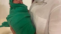 <p>Fendy Chow terlihat sangat bahagia sambil menggendong anak pertamanya itu. Dibalut kain bedong hijau, Baby Avery tampak tertidur pulas. Tampak pula raut wajah bahagia Fendy karena telah menjadi seorang ayah nih Bunda. (Foto: Instagram @stellarcor/@fendychow)</p>