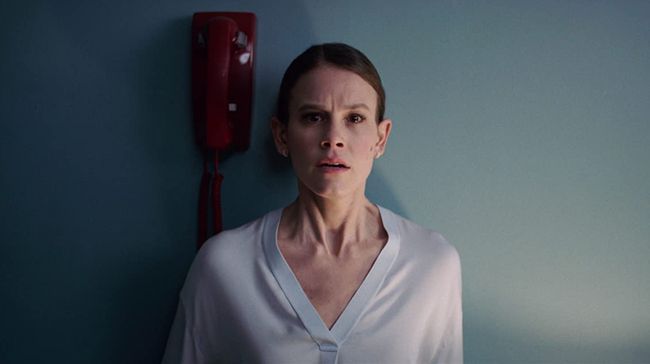 Sinopsis Smile, film horor yang memadukan trauma masa lalu yang memperlancar kutukan yang mengancam nyawa seorang dokter kejiwaan.