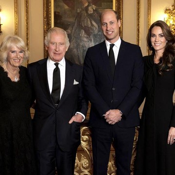 Simak Potret Resmi Terbaru Keluarga Kerajaan Inggris! Kate Middleton dan Camilla Elegan Bergaun Hitam