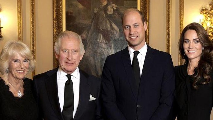 Simak Potret Resmi Terbaru Keluarga Kerajaan Inggris! Kate Middleton dan Camilla Elegan Bergaun Hitam