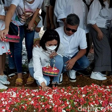 Eks Mertua Meninggal, 7 Potret Gisel Nangis di Pemakaman Dipeluk Gading