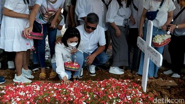Eks Mertua Meninggal, 7 Potret Gisel Nangis di Pemakaman Dipeluk Gading